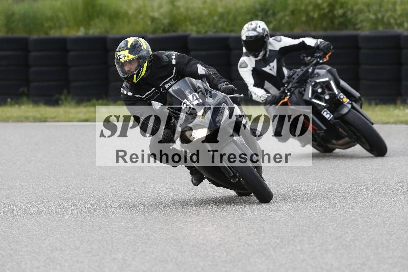 /Archiv-2025/09 22.04.2025 Cornu Master School ADR/rot-rouge/34